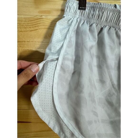 Nike Women's Size XS Surf to Sport Tempo Running Short Platinum Tint AQ5682-094 - Picture 6 of 11